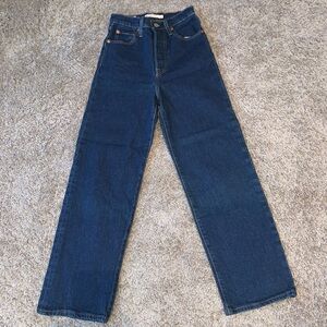 Never worn Levi’s Women’s size 25 ribcage straight jeans